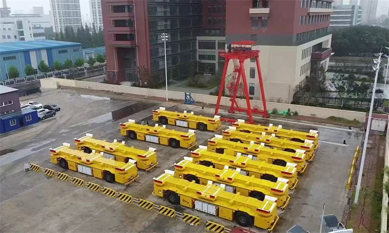 指尖新聞——【走進“國際沈”】連創(chuàng)里程碑！新松港口移動機器人海外累計交付超100臺，全球首臺空集裝箱堆碼機器人正式發(fā)布
